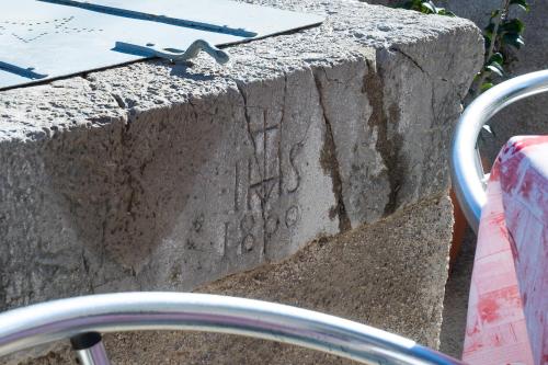 Una pared de piedra con escritura con un cuchillo. en Apartmani Valun1 en Valun