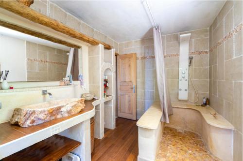 Ένα μπάνιο στο Maison de charme avec piscine et jacuzzi