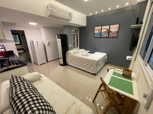 里約熱內盧的住宿－Namastê House Copacabana，一间带床和冰箱的客厅