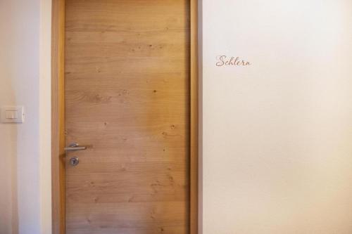 a wooden door with the word saliba written on it at Gfliererhof in Fiè