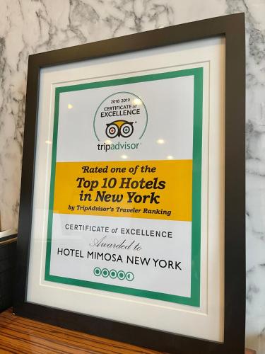 Un certificado, premio, letrero u otro documento en Hotel Mimosa