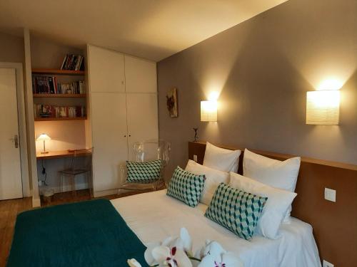 Una cama o camas en una habitación de L'ESCALE DE BEL AIR Chambres d'hôtes
