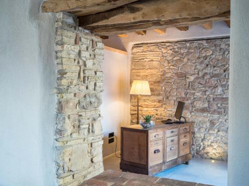 een kamer met een stenen muur en een bureau met een lamp bij Borgo San Verolo B&B in Castion Veronese