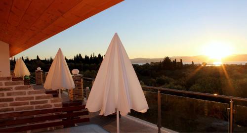 Imagen de la galería de ANEMOMYLOS Lefkimmi LUXUS SUITES-BOUTIQUE HOTEL & POOL, en Lefkimmi