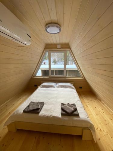 uma cama num pequeno quarto com uma janela em Soul House em Bagna