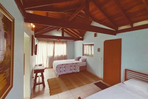 Postel nebo postele na pokoji v ubytování Vila Shangri-La - Chalé Beira Lago