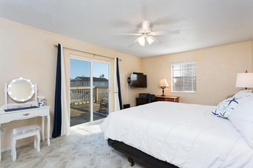 En eller flere senge i et værelse på House of Neptune Steps from the sea and private pool