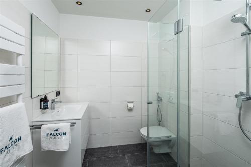 Ένα μπάνιο στο Falcon Suites Zell am See - Summercard included