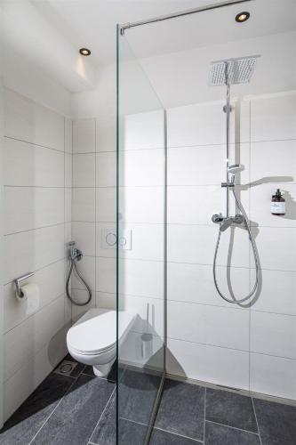 Ένα μπάνιο στο Falcon Suites Zell am See - Summercard included