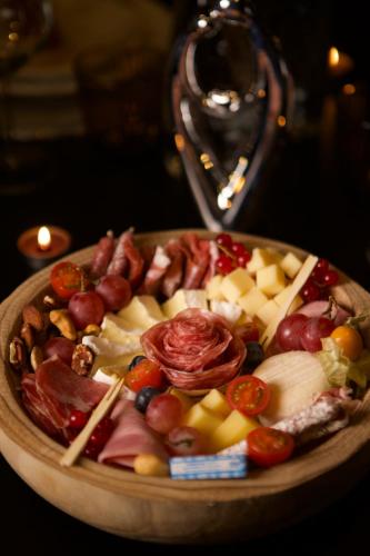 a plate of fruit and vegetables on a table at PARENTHESE LOVE - Amour & Tentation Suite Balnéo SPA Proche Orly-Paris in La Ville-du-Bois