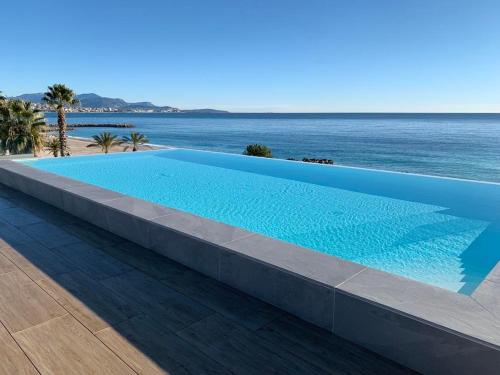 Appartement climatisé les pieds dans l'eau pour 6 personnes avec 1 suite parentale, 1 chambre double et 1 mini chambre Piscine sur le toit clim garage