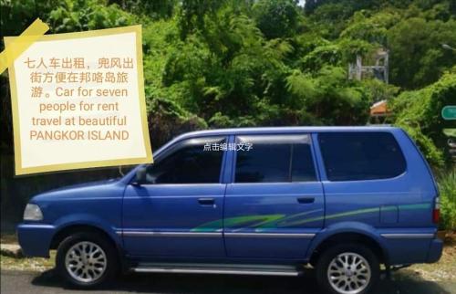 a blue van parked in front of a sign at 48 悠之处NO . 48, PERSIARAN ALAM IMPIAN 3 VILLA RIADAH ALAM IMPIAN PANGKOR, 32300 PANGKOR , PERAK. in Pangkor