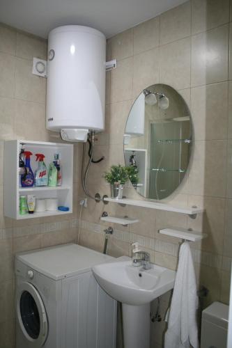 La salle de bains est pourvue d'un lavabo et d'un miroir. dans l'établissement Savinac apartman u srcu Beograda, Trg Slavija, à Belgrade
