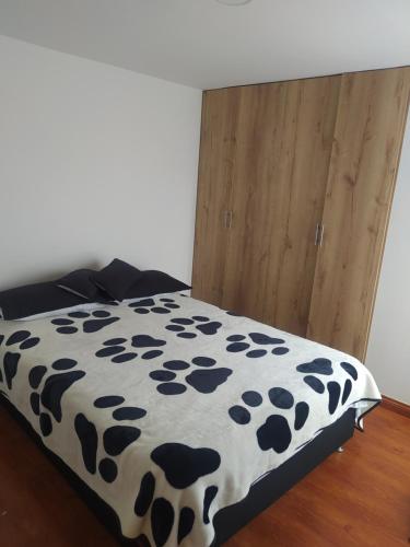 سرير أو أسرّة في غرفة في Bosques de la colina 1