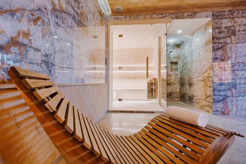 Cette chambre comprend un banc en bois et une salle de bains. dans l'établissement Willa Kozincówka, à Zakopane