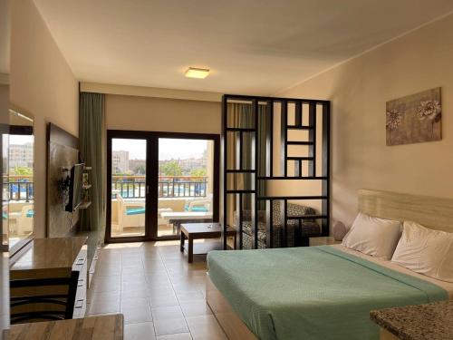 A bed or beds in a room at AlDau Heights Apartments