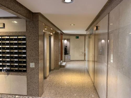 un couloir d'un bâtiment avec un bouquet de bouteilles de vin dans l'établissement Apartamentos y Estudios Torr en Madrid - Chamartín con Wifi Gratis, à Madrid