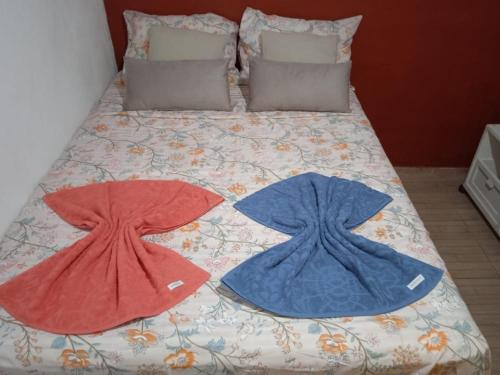 Una cama con dos sombrillas encima. en Casa da Fernanda en Guaramiranga