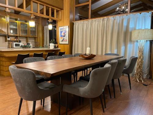 una sala da pranzo con tavolo e sedie in legno di Pirin Golf and Spa Luxury Chalet a Bansko