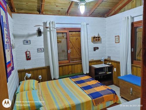 1 dormitorio con 1 cama y lavamanos. en Bangalô Kontiki, en Florianópolis