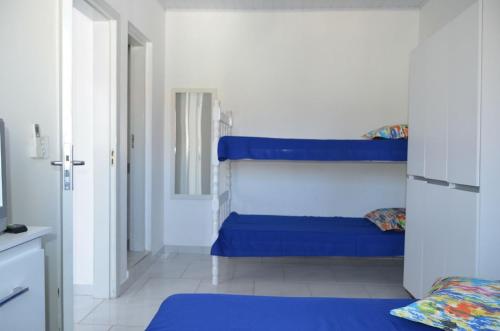 ein Schlafzimmer mit einem blauen Etagenbett in einem Zimmer in der Unterkunft Morada da Lena 1 in Balneário Camboriú