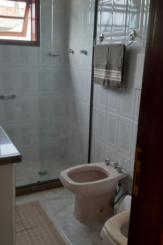 Ένα μπάνιο στο Apartamento completo