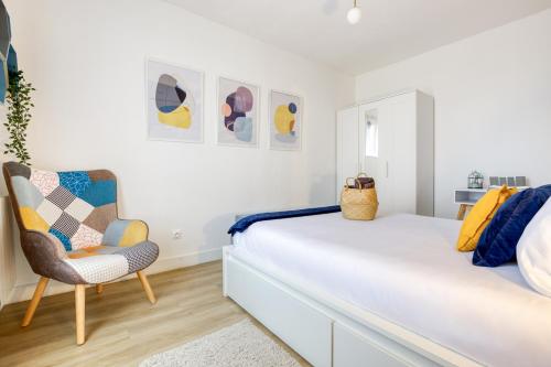 1 dormitorio blanco con 1 cama y 1 silla en Bee Home Metro 7 + RER C + Easy Check-in + Parking, en Ivry-sur-Seine
