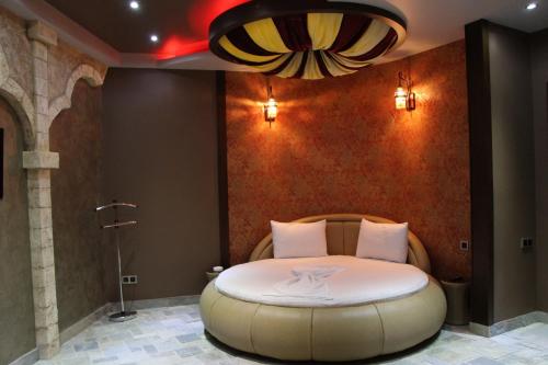  Green Palace Hotel -  Chambre  photo :   Minibar    Shower    Safety deposit box                           