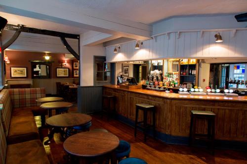 Zona de lounge sau bar la The Old Bell - Warminster