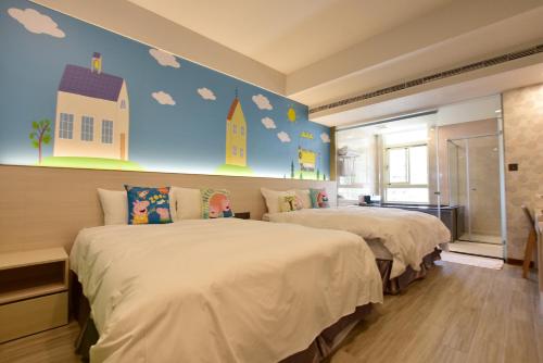 a bedroom with two beds and a wall with buildings at Muen Yuan Dong Hot Spring Hotel in Jiaoxi