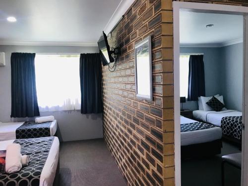 Postel nebo postele na pokoji v ubytování Jumbuck Motor Inn