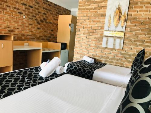 Postel nebo postele na pokoji v ubytování Jumbuck Motor Inn