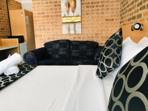 Postel nebo postele na pokoji v ubytování Jumbuck Motor Inn