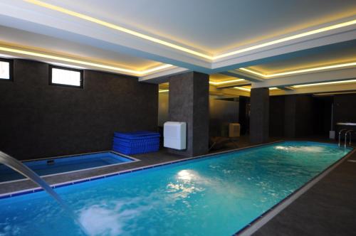 una habitación de hotel con una gran piscina en Innpera Hotel, en Estambul