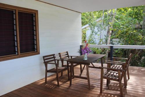 Balcony o terrace sa Evis Resort at Nggatirana Island