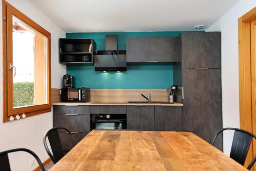 - une cuisine avec une table en bois dans une chambre dans l'établissement CHALET 6 PERS INDEPENDANT PROCHE CENTRE ET LAC, à Gérardmer