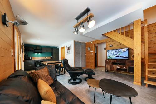 un salon avec un canapé et une table dans l'établissement CHALET 6 PERS INDEPENDANT PROCHE CENTRE ET LAC, à Gérardmer