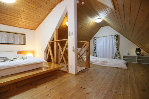 1 dormitorio con cama y techo de madera en 白浜ホープヒルズ　G-60 en Shirahama
