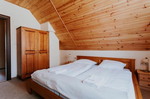 Postel nebo postele na pokoji v ubytování Gustaw-Mazury - Całoroczny dom nad jeziorem Kalwa