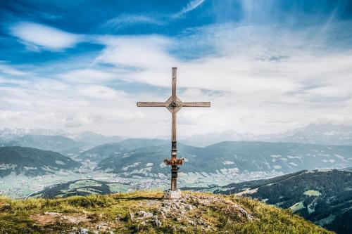 a wooden cross on top of a mountain at FOUR PEAKS Apartment in Flachau