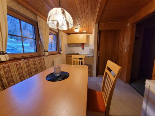 Gästehaus Bergwald - Pötscherjahringerhofにあるキッチンまたは簡易キッチン