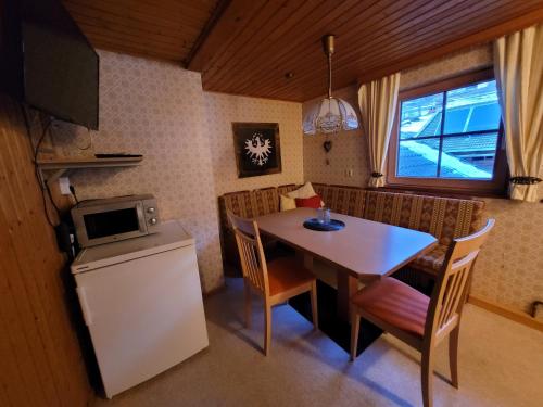 Gästehaus Bergwald - Pötscherjahringerhofにあるキッチンまたは簡易キッチン