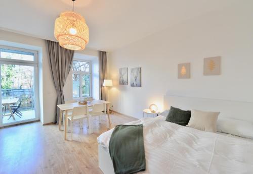 sypialnia z łóżkiem i stołem oraz jadalnia w obiekcie Perfect for Families and Mid-Term-Stays w Wiedniu