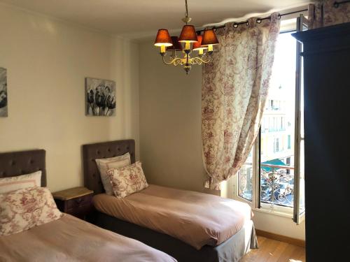 Una cama o camas en una habitación de Hotel La Regence