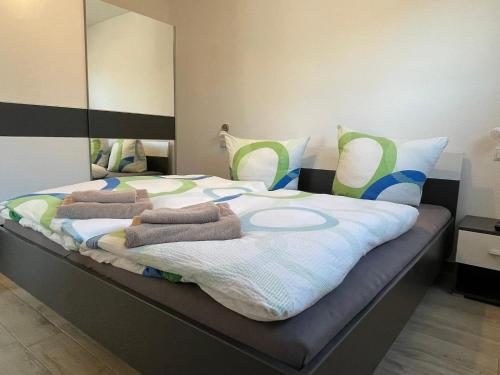 ein Bett mit Handtüchern und Kissen darüber in der Unterkunft Ferienwohnung Am Südhang in Göhren