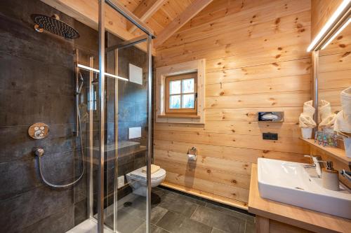 A bathroom at Dorf-Chalets Filzmoos mit Sauna