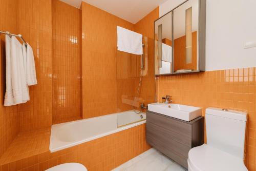 ein Badezimmer mit einem WC, einem Waschbecken und einer Badewanne in der Unterkunft Top2Stay Cintería in Málaga