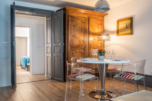 une salle à manger avec une table et des chaises dans l'établissement Nouveau - L'Intemporel - Centre Ville, à Phalsbourg