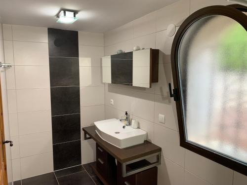 ベニッサにあるBonito apartamento villa Joyaのバスルーム(洗面台、鏡付)