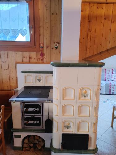 a toy kitchen with a stove in a room at Appartamento Al Brenz in Croviana